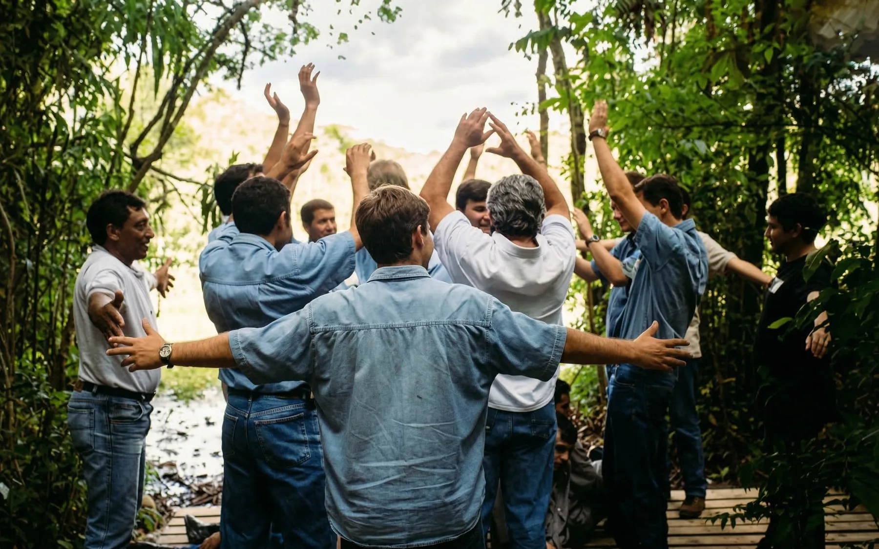 Grupo participando de atividade ambiental ao ar livre