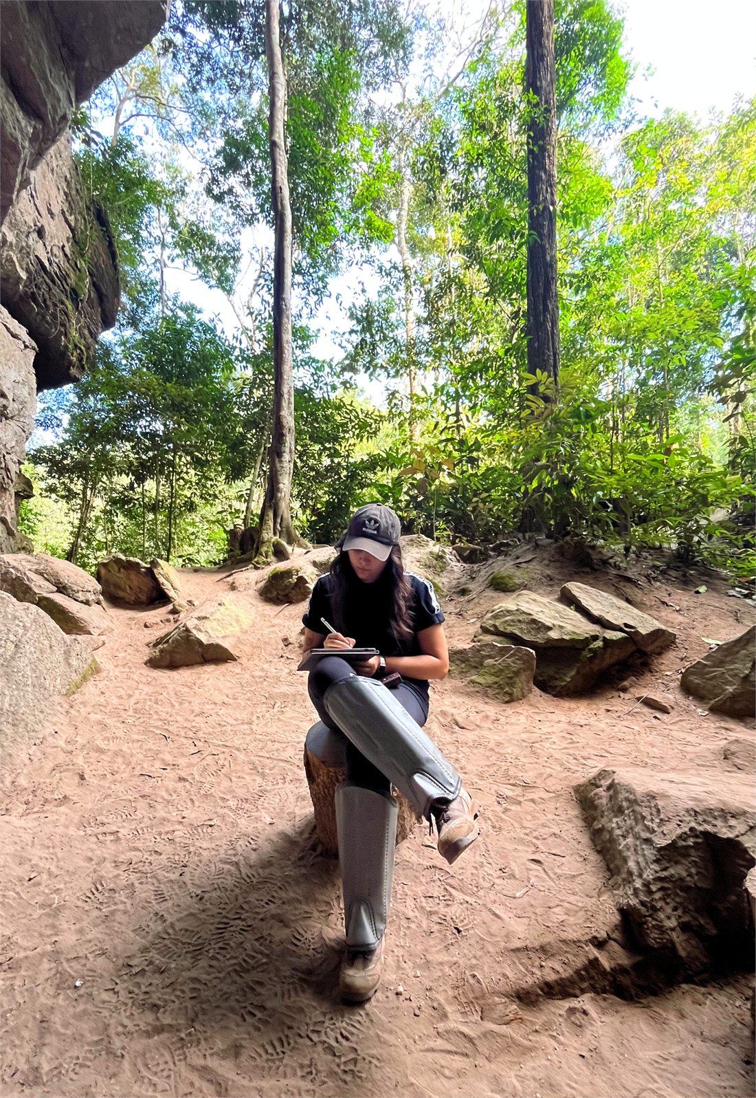 Profissional da Ecossistema realizando levantamento em ambiente natural